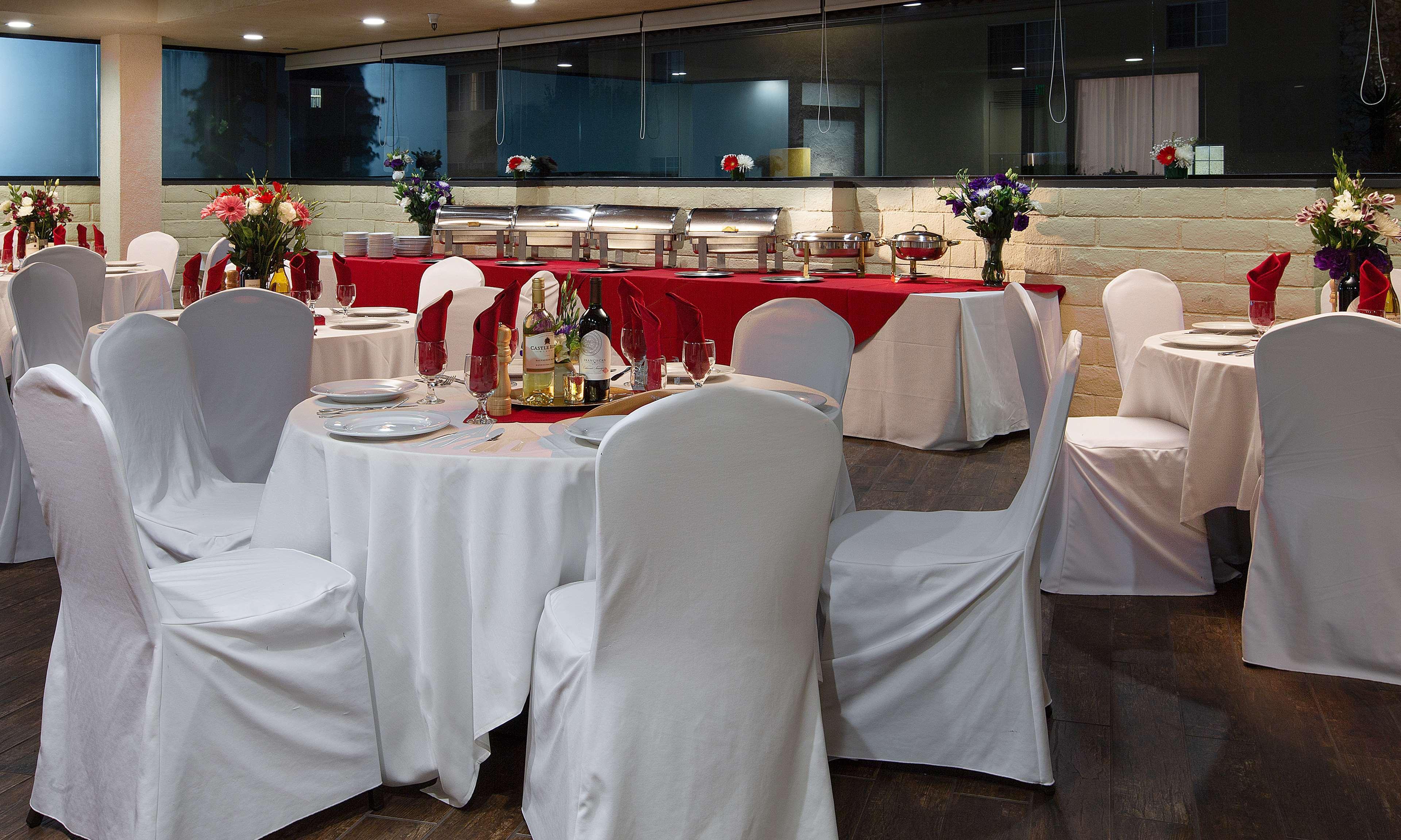 Coast Burbank Hotel Bagian luar foto