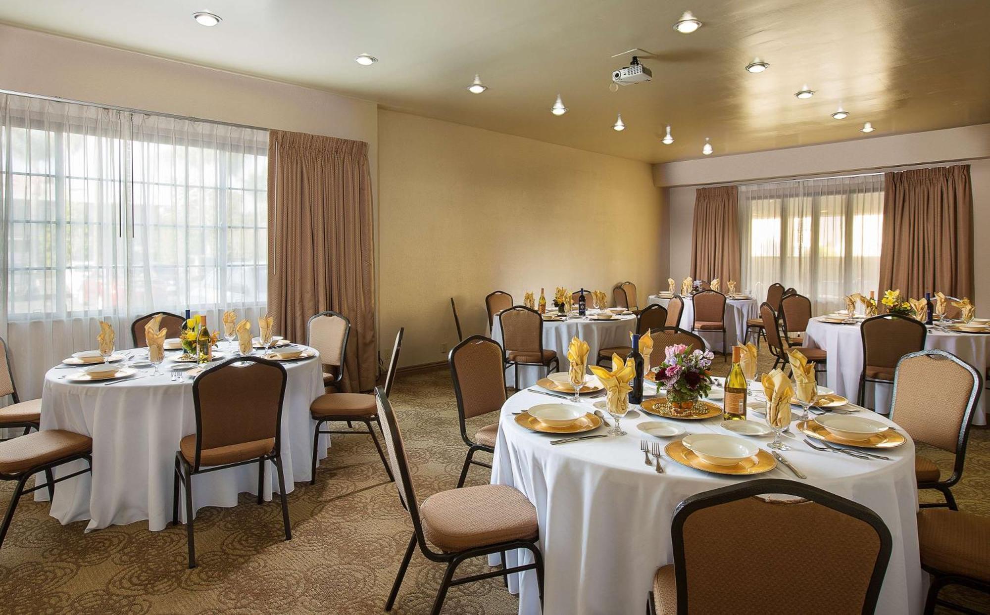 Coast Burbank Hotel Bagian luar foto