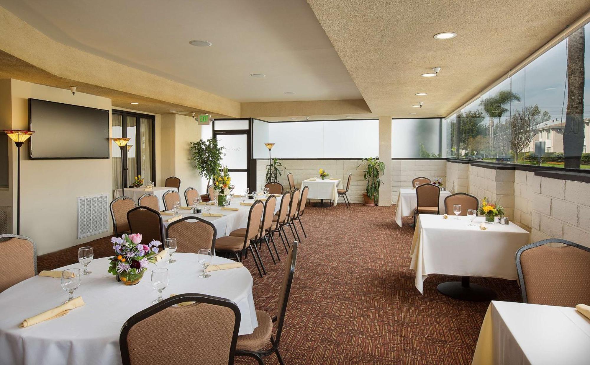 Coast Burbank Hotel Bagian luar foto